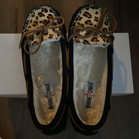 Leopard Black Minnetonka Moccasin Slippers - Size 7 - Picture 3 of 4